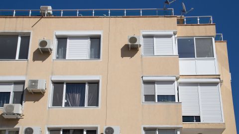 EL hombre que atrapó al pequeño tras la caída y terminó con una lesión en el brazo.
