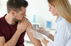 ¿Los adultos también necesitan vacunas?
