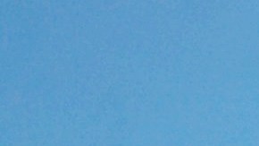 El policía logró calmar al pequeño que se vio inmiscuido en el incidente.