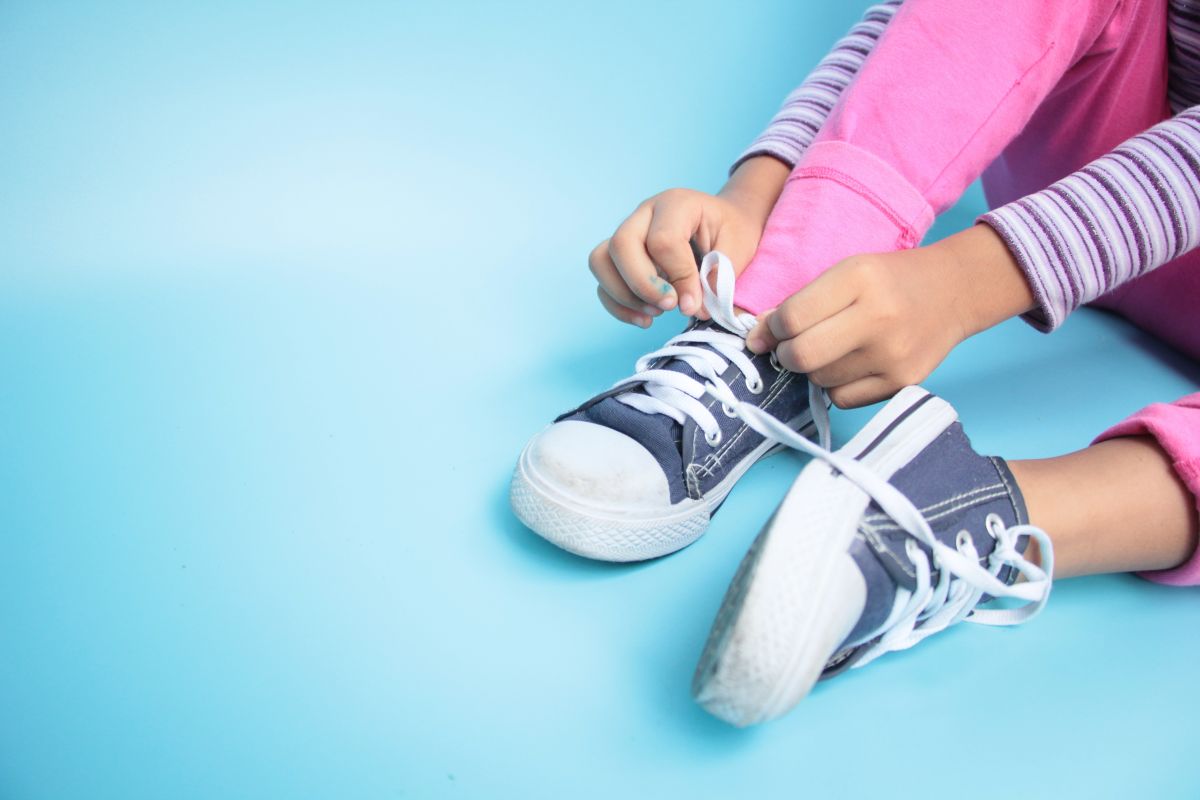 Nunca haga por un niño lo que él puede hacer solo, aunque no lo realice muy bien, como amarrarse los cordones del zapato.