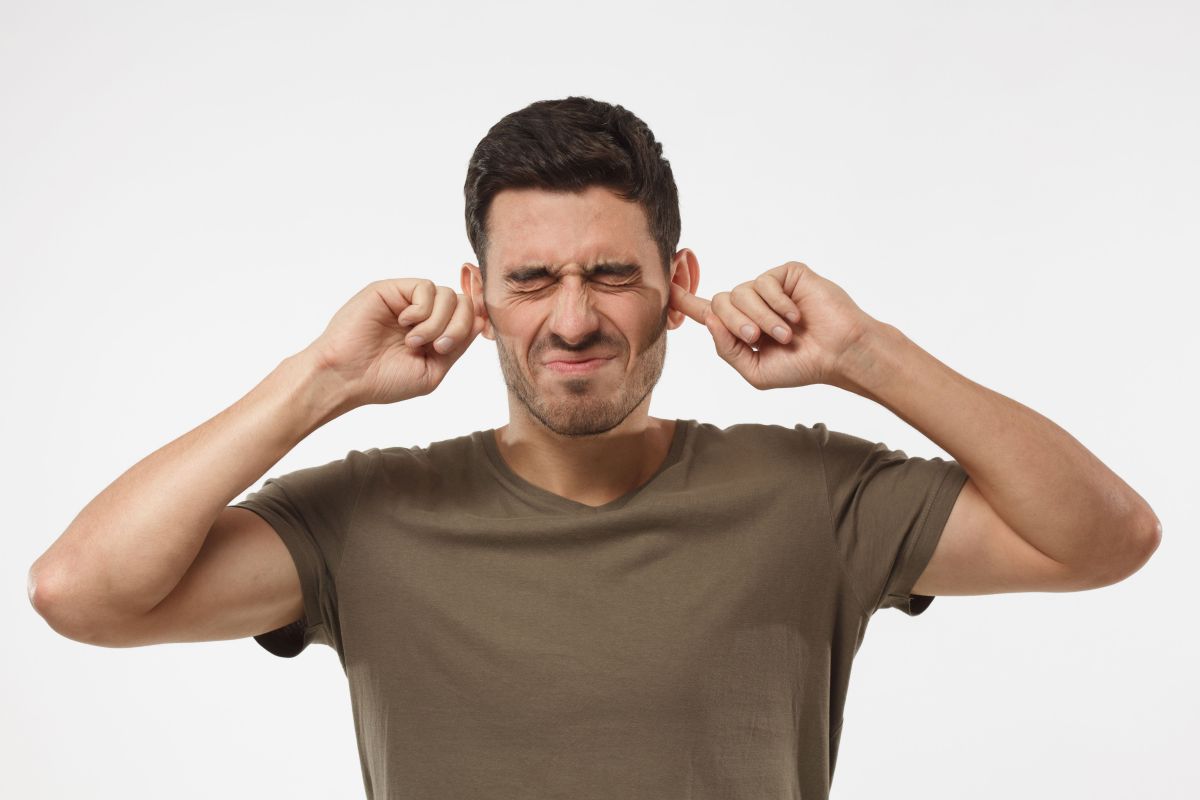 ¿Cuál es la manera correcta de eliminar los tapones de cera de los oídos?