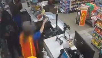 Los sospechosos agrediendo a la empleada.