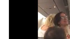Pasajeros protestando en el  avión