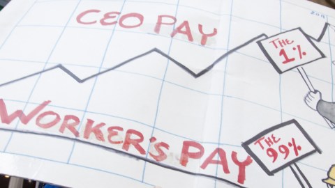 La compensación medio de un CEO en 2019 fue de 14.8 millones según el informe de AFL CIO./Shutterstock