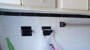 Yolanda Coca de la ONG bhip cms, muestra una vivienda sin lavaplatos.