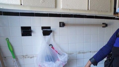 Yolanda Coca de la ONG bhip cms, muestra una vivienda sin lavaplatos.