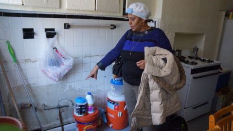 Yolanda Coca de la ONG bhip cms, muestra una vivienda sin lavaplatos.
