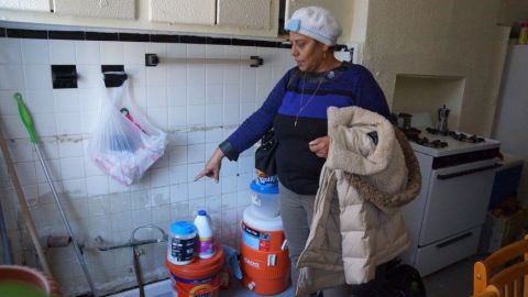 Yolanda Coca de la ONG bhip cms, muestra una vivienda sin lavaplatos.