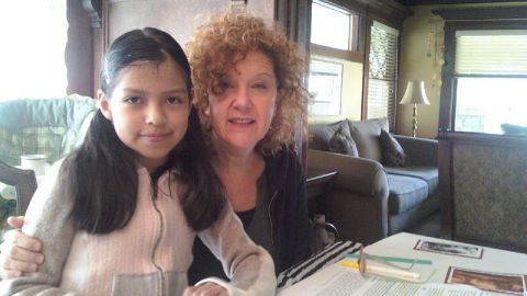 Anarely junto a su tutora Sandy, quien la acompañó por 8 años.