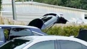 El hombre posó con el Porsche que compró con un cheque falso.