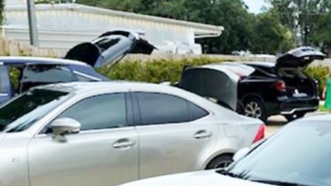 El hombre posó con el Porsche que compró con un cheque falso.