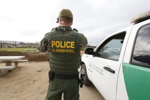 Hallan a 150 inmigrantes escondidos en un camión en Texas