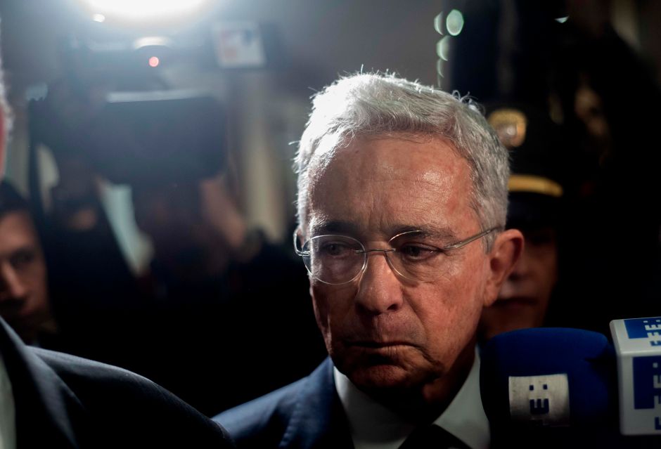 Álvaro Uribe da positivo de coronavirus un día después de que ordenaran su detención