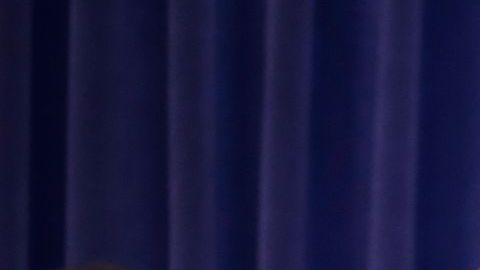 El concejal Gil Cedillo pidió donacines para los inmigrantes. / foto: Aurelia Ventura.