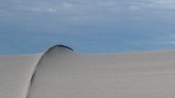 Mexicanos cruzando la frontera de Tijuana-San Diego.