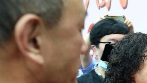 Li Jingzhi y su hijo se abrazan por primera vez en 32 años.