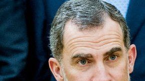 El rey de España, Felipe VI, ha tomado la decisión de distanciarse de su padre ante los escándalos recientes.