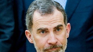 El rey de España, Felipe VI, ha tomado la decisión de distanciarse de su padre ante los escándalos recientes.