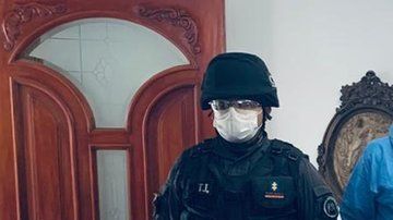 Mark Grenon (de azul, izquierda) y su hijo Joseph tras ser detenidos en Colombia.