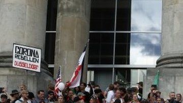 Algunos manifestantes intentaron asaltar el Parlamento antes de ser dispersados por la policía.