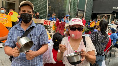 Inmigrantes exigen impuesto a los millonarios con jornada de almuerzo del plato vacío