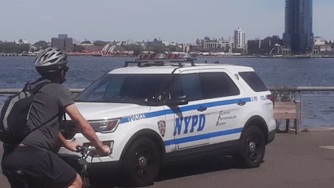 NYPD en la orilla del East River en Manhattan/Archivo.