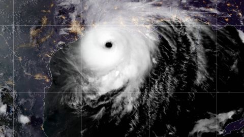 El huracán Laura cerca de la costa de Texas y Louisiana.