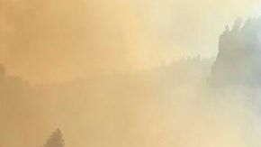 El incendio Grizzly Creek crece en las laderas al sur del río Colorado.