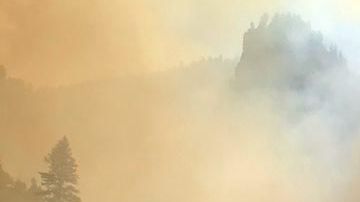 El incendio Grizzly Creek crece en las laderas al sur del río Colorado.