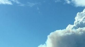 El llamado Ranch Fire se extendió rápidamente cerca de Azuza.