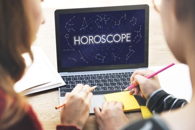 ¿Cuál es el mejor horóscopo? Personas consultando el horóscopo en la web