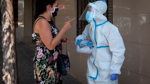 Un trabajador de la salud habla con una mujer en Barcelona.