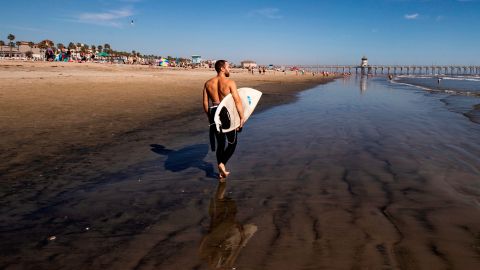 Miles de personas visitaron las playas del Orange County en California.