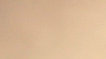 Bomberos apagan uno de los incendios que dejó la explosión en Beirut.