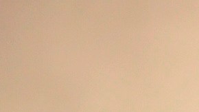 Bomberos apagan uno de los incendios que dejó la explosión en Beirut.