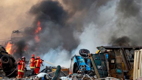 Bomberos apagan uno de los incendios que dejó la explosión en Beirut.