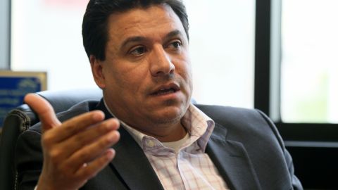 El concejal de la ciudad de Los Ángeles, José Huizar en la cuerda floja.