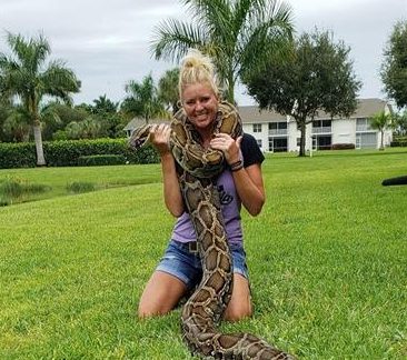 Amy Siewe y una pitón.