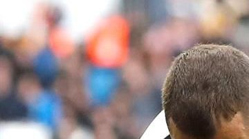 Karim Benzema celebra su segundo gol en el triunfo 2-1 del Real Madrid sobre el Eibar