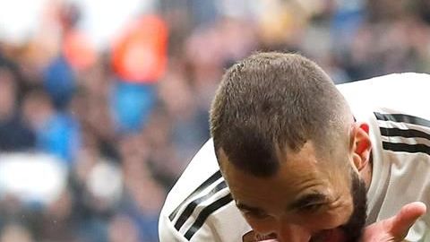 Karim Benzema celebra su segundo gol en el triunfo 2-1 del Real Madrid sobre el Eibar
