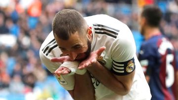 Karim Benzema celebra su segundo gol en el triunfo 2-1 del Real Madrid sobre el Eibar