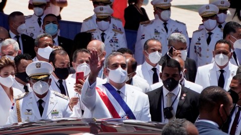 El presidente Luis Abinader sale tras la ceremonia de investidura en la sede de la Asamblea Nacional el 16 de agosto, en Santo Domingo, República Dominicana.