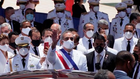 El presidente   Luis Abinader sale tras la ceremonia de investidura en la sede de la Asamblea Nacional el 16 de agosto, en Santo Domingo, República Dominicana.