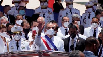 El presidente   Luis Abinader sale tras la ceremonia de investidura en la sede de la Asamblea Nacional el 16 de agosto, en Santo Domingo, República Dominicana.