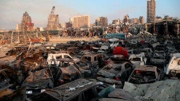 Vehículos destruidos por la explosión en Beirut.