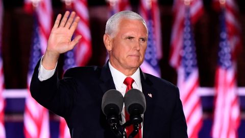 Pence habló ante una multitud, sin distancia social y con pocas mascarillas.