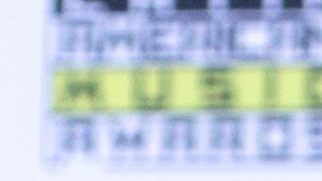 Bad Bunny muestra su silueta desnuda desde el espejo de un baño.