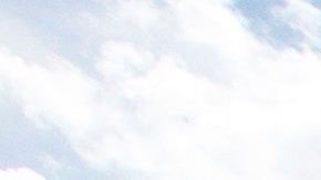 Visitantes cerca del aviso con la advertencia de calor extremo en el Valle de la Muerte.