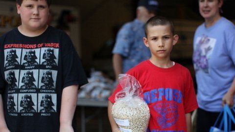 Muchas familias con niños dependen de la ayuda de los bancos de comida.
