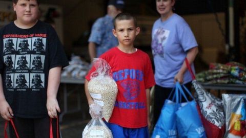 Muchas familias con niños dependen de la ayuda de los bancos de comida.
